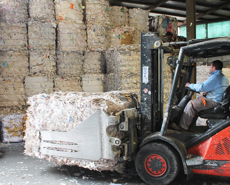 muletto e carta pallet da riciclare impilata